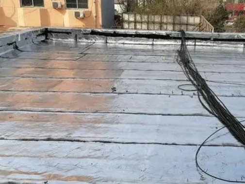 永定卫生间漏水维修公司分享下永定屋面楼顶防水刚性防水层施工要点。